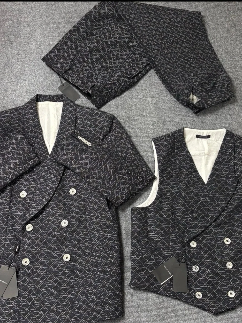 Giorgio Armani Men’s RARE 3 Piece Suit Sz 52R Blazer-vest-pants NWT